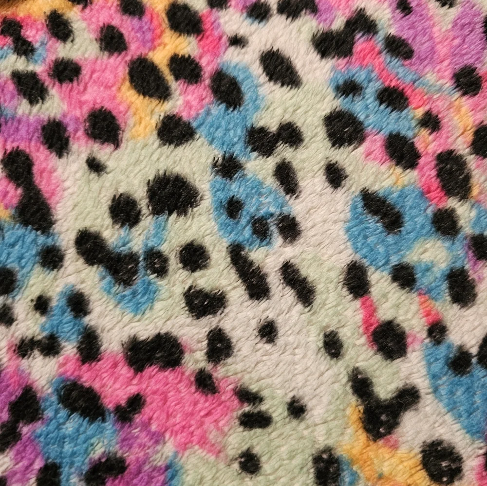 Cozy Animal Print Fleece Blanket - Perfect for Cold Nights!
